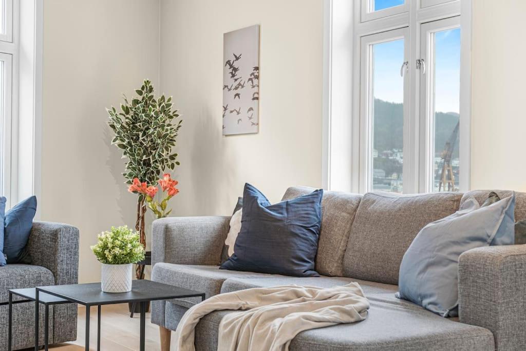 New! Huge Modern Apartment! Fit For Two Families! Берген Экстерьер фото