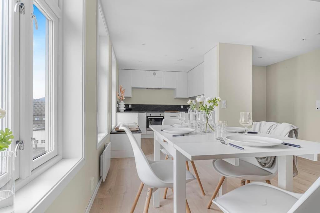 New! Huge Modern Apartment! Fit For Two Families! Берген Экстерьер фото
