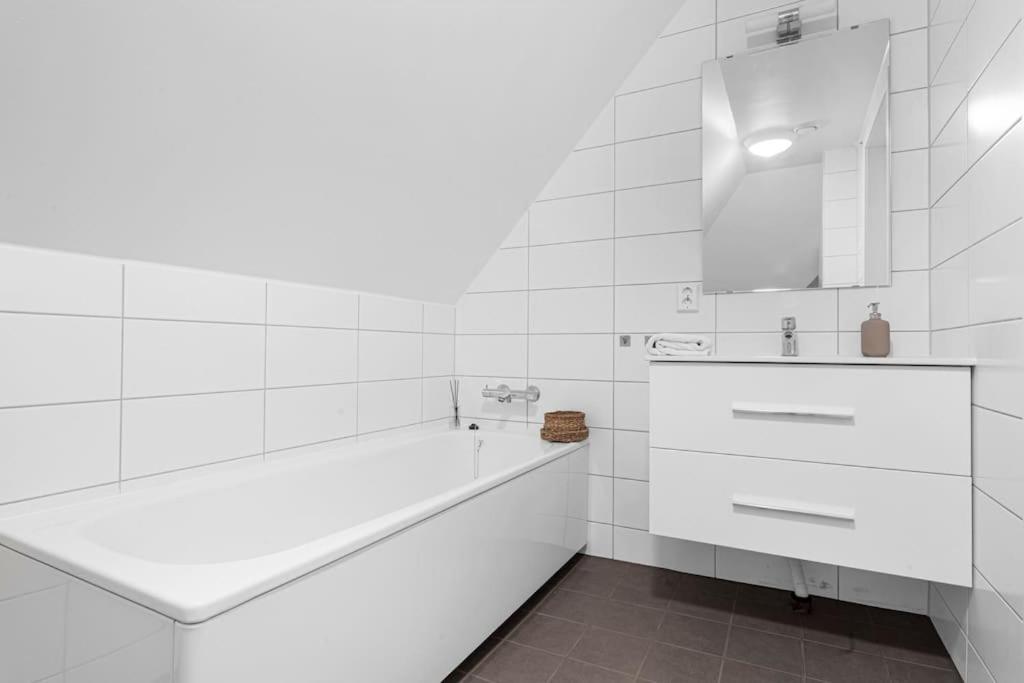 New! Huge Modern Apartment! Fit For Two Families! Берген Экстерьер фото