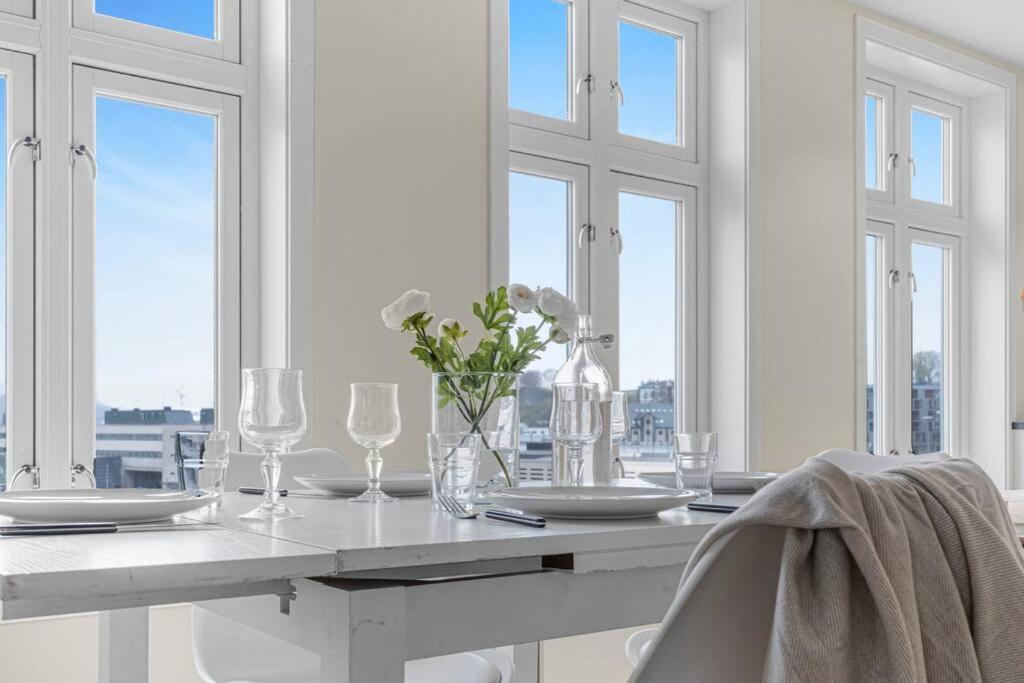 New! Huge Modern Apartment! Fit For Two Families! Берген Экстерьер фото