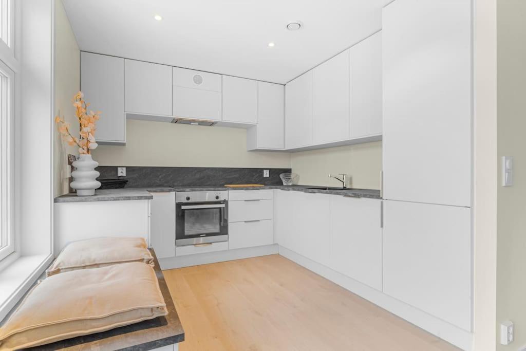 New! Huge Modern Apartment! Fit For Two Families! Берген Экстерьер фото