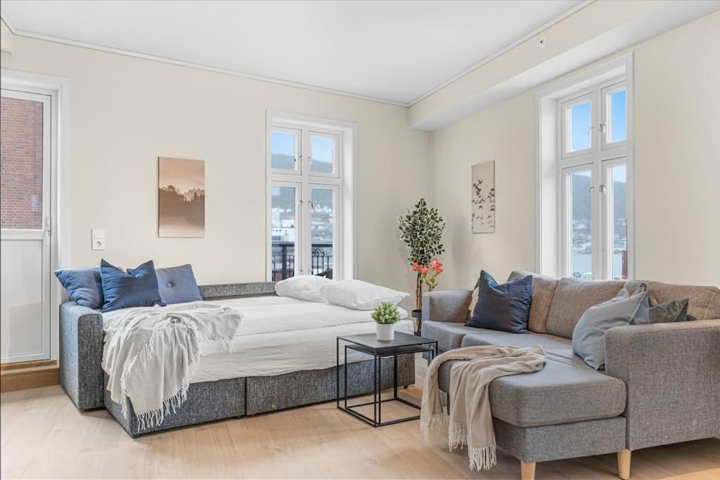 New! Huge Modern Apartment! Fit For Two Families! Берген Экстерьер фото