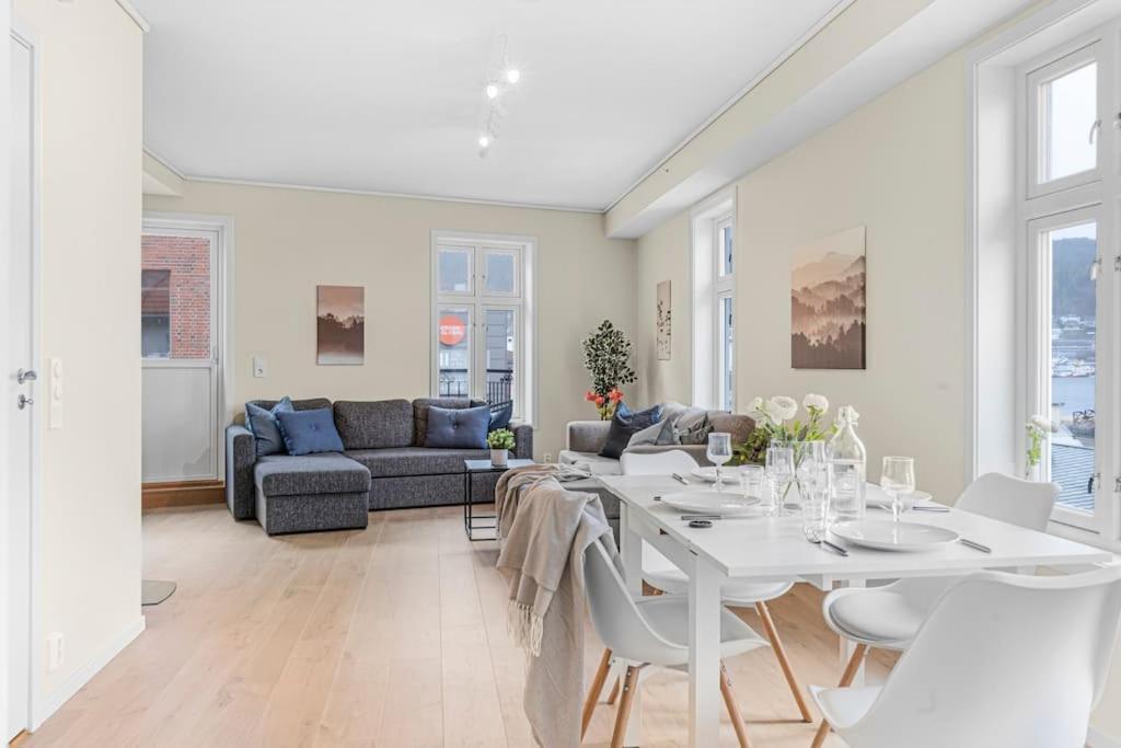 New! Huge Modern Apartment! Fit For Two Families! Берген Экстерьер фото